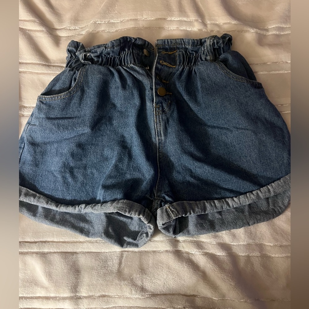 High waisted denim elastic waist band with buttons shorts! Size L/XL
